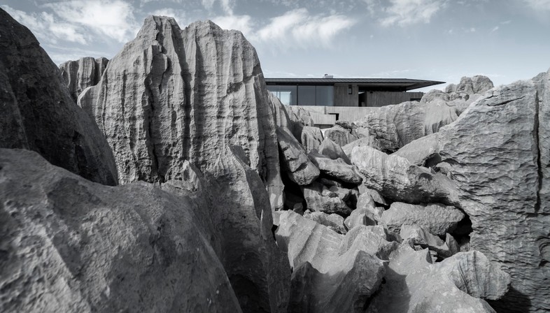 Karim Nader: Villa sobre las rocas en Faqra, Kfardebian, Líbano
