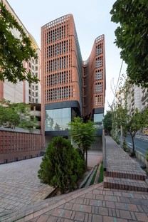 Hooman Balazadeh: Edificio de oficinas Hitra Building en Teherán
