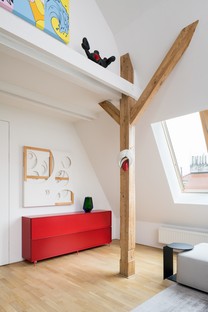 Esté Architekti: Interiores de una mansarda dúplex, en Praga

