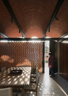 Equipo de Arquitectura: Casa Intermedia, Asunción
