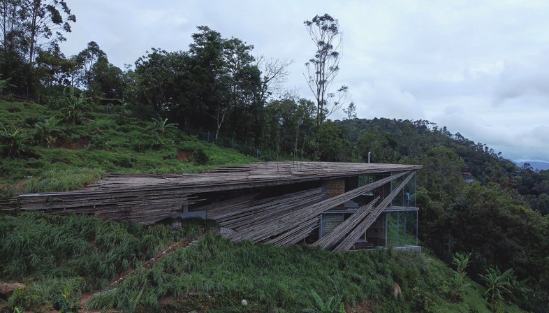 Wallmakers: The Ledge, construcción en voladizo que se proyecta desde los montes de Kerala
