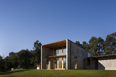 Castanheira: una casa de cemento y madera
