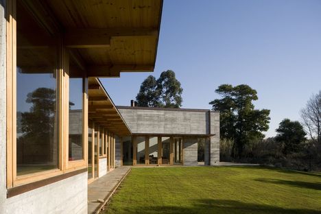 Castanheira: una casa de cemento y madera

