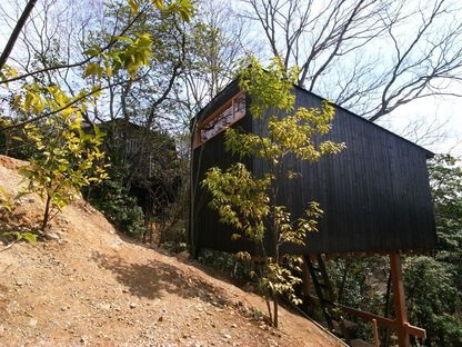 Koji kakiuchi: un refugio de madera en Nara
