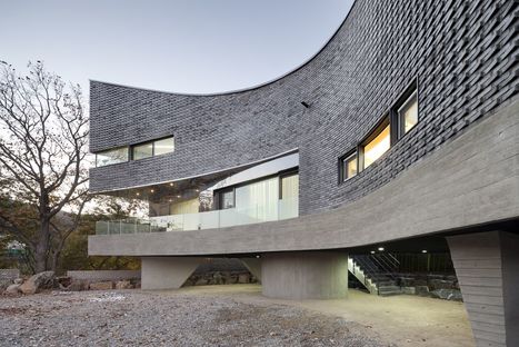 Joho Architecture: casa con tejado curvo en Corea
