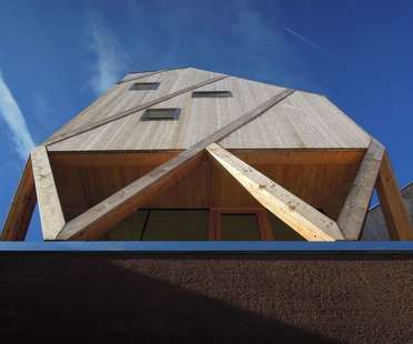 MoDus Architects: casa y taller de artista en Castelrotto
