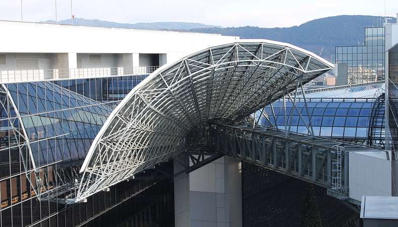 Estaciones ferroviarias japonesas: arquitectura y alta velocidad.
