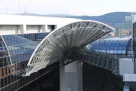 Estaciones ferroviarias japonesas: arquitectura y alta velocidad.
