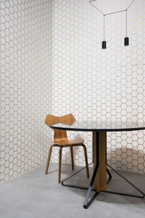 Decorar y personalizar los espacios: la tecnología DYS en losas cerámicas Fiandre
