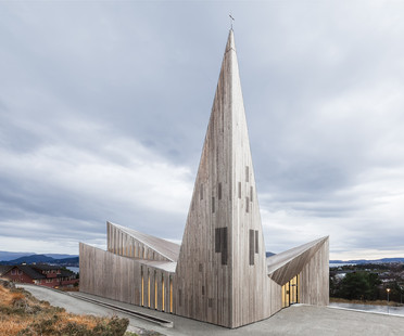 Iglesia de madera en la colina, Knarvik

