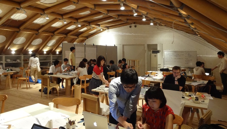 Estudio con estructura de tubos de cartón en Kioto y París – Shigeru Ban

