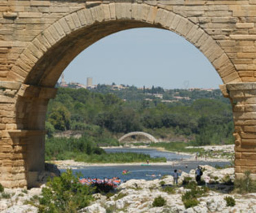 El hermano pequeño del Pont du Gard es un puente realizado con tubos de cartón ideado por Shigeru Ban

