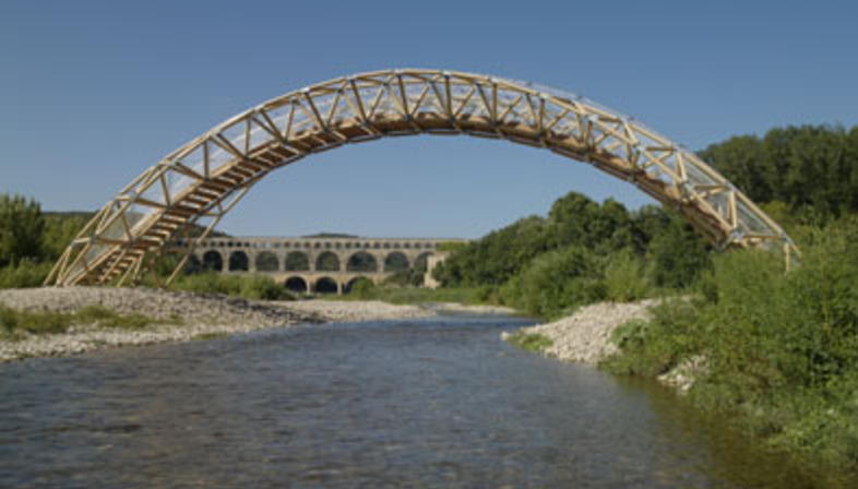 El hermano pequeño del Pont du Gard es un puente realizado con tubos de cartón ideado por Shigeru Ban


