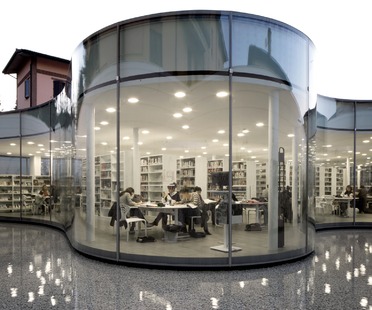 Doble acristalamiento curvado en caliente para la Biblioteca de Maranello según el proyecto de Andrea Maffei Associati

