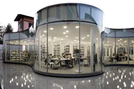 Doble acristalamiento curvado en caliente para la Biblioteca de Maranello según el proyecto de Andrea Maffei Associati

