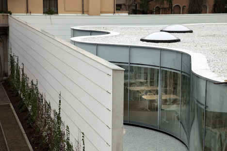 Doble acristalamiento curvado en caliente para la Biblioteca de Maranello según el proyecto de Andrea Maffei Associati


