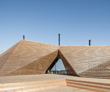 Cúpula de lamas de madera para un restaurante con sauna, por Avanto Architects

