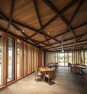 Estructura de acero para el techo del Taekwang Country Club Café por Mecanoo
