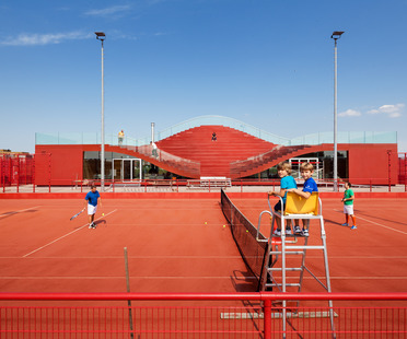 Club de tenis pintado en caliente con goma EPDM
