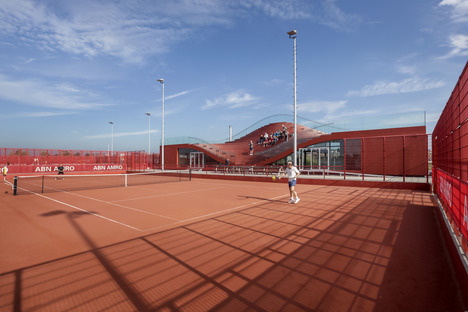 Club de tenis pintado en caliente con goma EPDM
