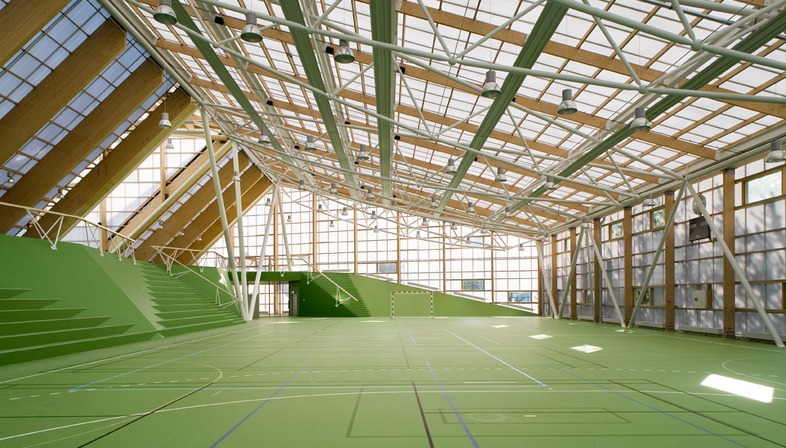 Campo deportivo con cubierta de policarbonato, de Dorte Mandrup

