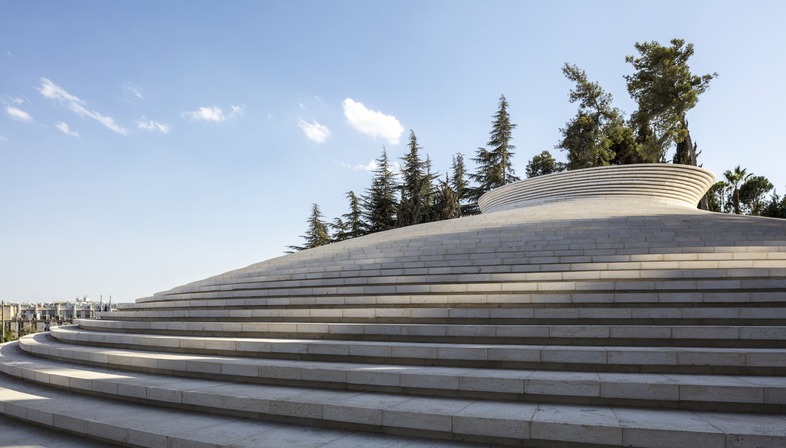 El Memorial Hall de Mount Herzl en ladrillos de aluminio, de Kimmel Eshkolot Architects 
