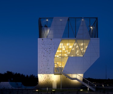 Mini torre del deporte con fachada de aluminio de Dorte Mandrup
