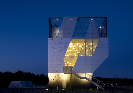 Mini torre del deporte con fachada de aluminio de Dorte Mandrup
