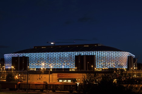 Fachada microperforada para el tecnológico estadio Friends Arena de Berg, por C. F. Møller y Krook & Tjade


