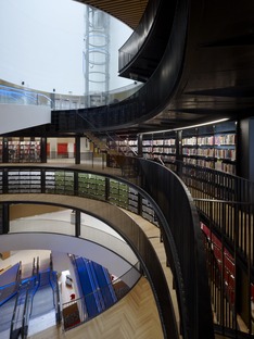 Fachada de círculos de acero de la biblioteca de Birmingham, por Mecanoo


