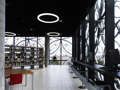 Fachada de círculos de acero de la biblioteca de Birmingham, por Mecanoo



