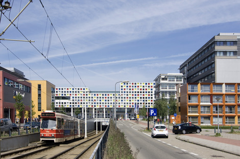 Una fachada con paneles prefabricados y de colores para el ROC, por LIAG Architects