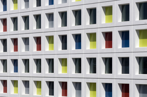 Una fachada con paneles prefabricados y de colores para el ROC, por LIAG Architects