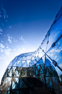 Hormigón y una bola de vidrio y acero para el Museo Dalí de HOK en St. Petersburg, Florida
