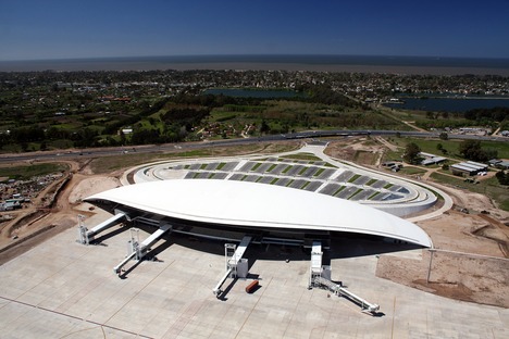 La cubierta de Viñoly en el Aeropuerto Internacional de Carrasco en Montevideo
