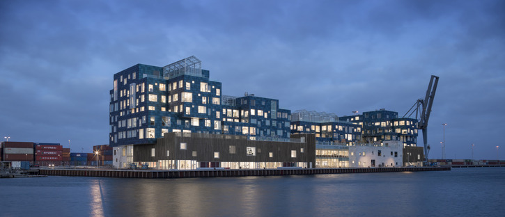 International School de Copenhague con fachada de paneles solares realizada por C.F. Møller Architects
