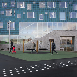 International School de Copenhague con fachada de paneles solares realizada por C.F. Møller Architects
