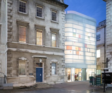 En Londres el Maggie’s Centre Barts de Steven Holl realizado en cemento, cristal y bambú
