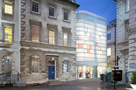 En Londres el Maggie’s Centre Barts de Steven Holl realizado en cemento, cristal y bambú
