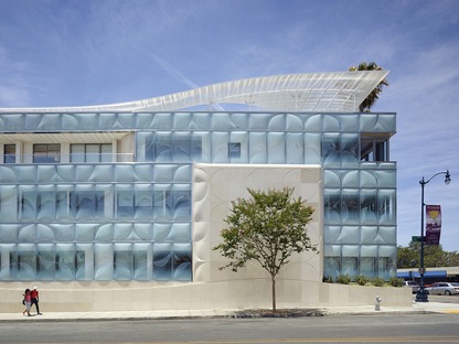 La nueva fachada de vidrio moldeado del Gores Group HQ en California de Belzberg Architects
