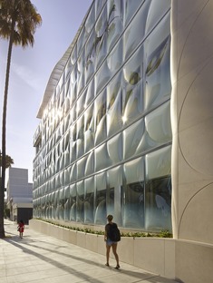 La nueva fachada de vidrio moldeado del Gores Group HQ en California de Belzberg Architects
