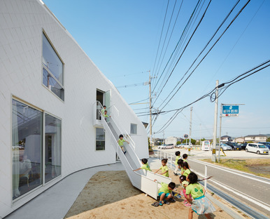 Una guardería infantil en Okazaki de madera y tejas de asfalto, de MAD 
