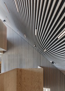 La biblioteca de Tingbjerg, un proyecto de COBE con fachada revestida de tiras de ladrillos 
