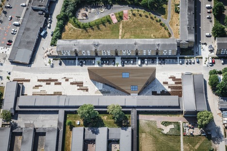 La biblioteca de Tingbjerg, un proyecto de COBE con fachada revestida de tiras de ladrillos 
