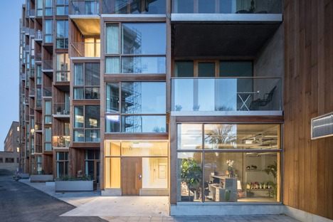 Apartamentos revestidos con madera de cedro en Gärdet-Estocolmo para el 79&Parck de BIG
