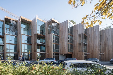 Apartamentos revestidos con madera de cedro en Gärdet-Estocolmo para el 79&Parck de BIG
