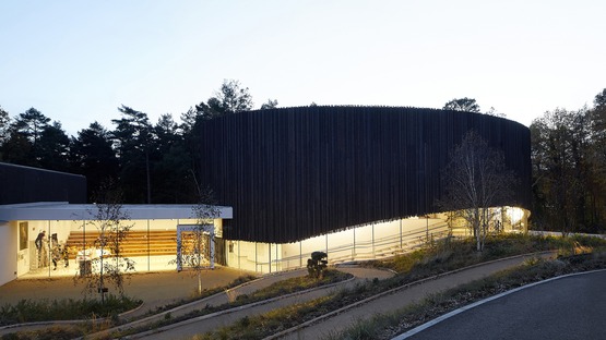 Fachada de madera para el nuevo Centro Cultural del Wellington College, por Seilern Architects

