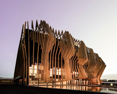 Showpalast por GRAFT Architekten en madera y vidrio
