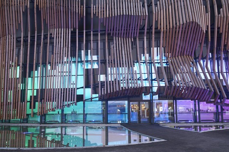Showpalast por GRAFT Architekten en madera y vidrio
