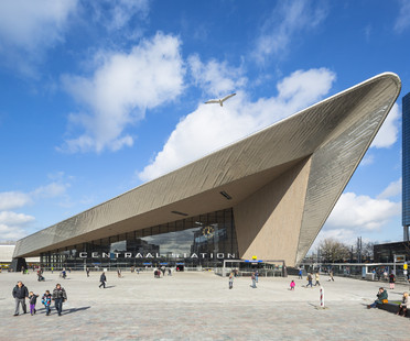 Vidrio, aluminio, cemento y madera para la Rotterdam Centraal Station 
